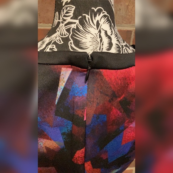 London Time Dress - Picture 7 of 8